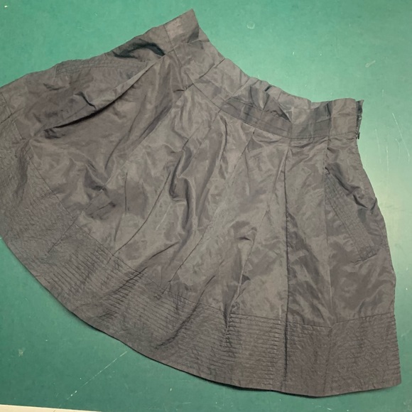 BEBE Pleated Mini Skirt; Lined with Pockets Charcoal ; skater EUC size 4/Small - Picture 1 of 3
